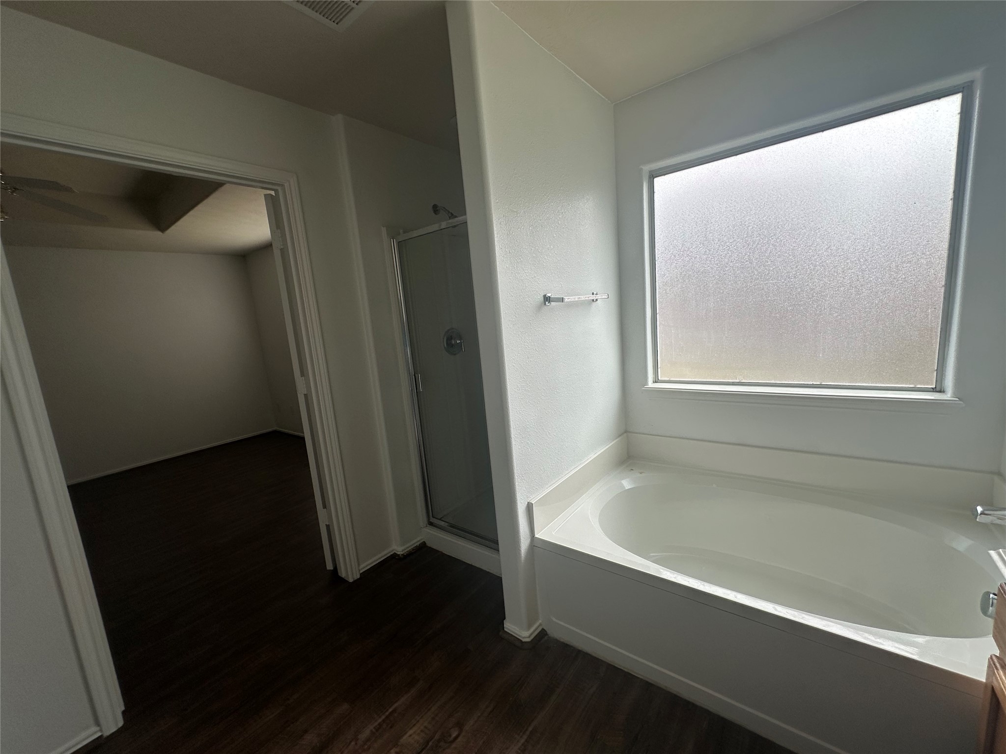 10331 Ravenwood View Lane Houston, TX 77075 - Photo 7 of 11 a bathroom with bathtub and window