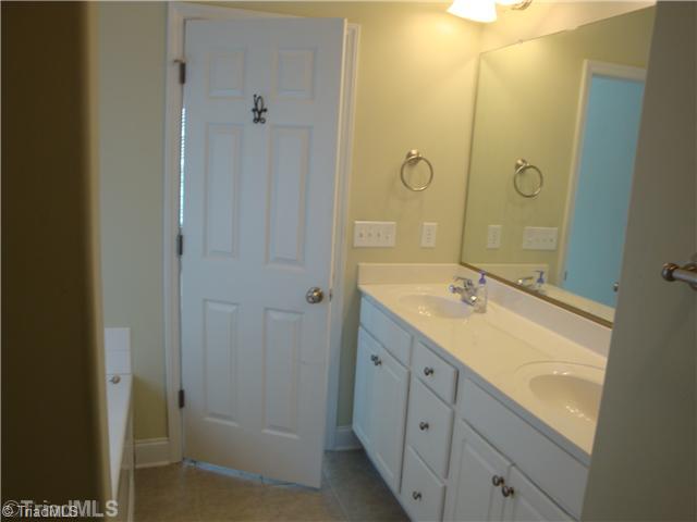 749 Barrocliff Road Clemmons, NC 27012 - Photo 6 of 16 Master Bath/Spa.