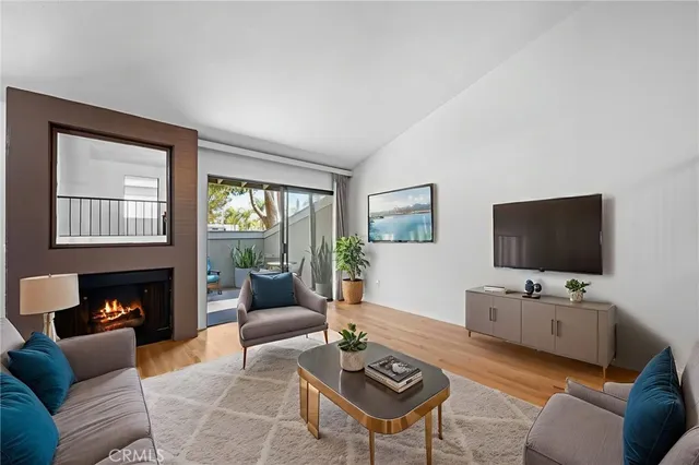 $1,279,000 | 4320 Glencoe Avenue, Unit 2, Marina del Rey, CA 90292