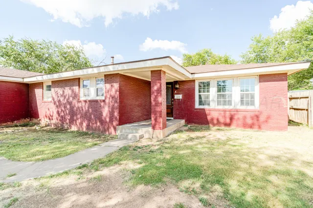 a view of a backyard with a house