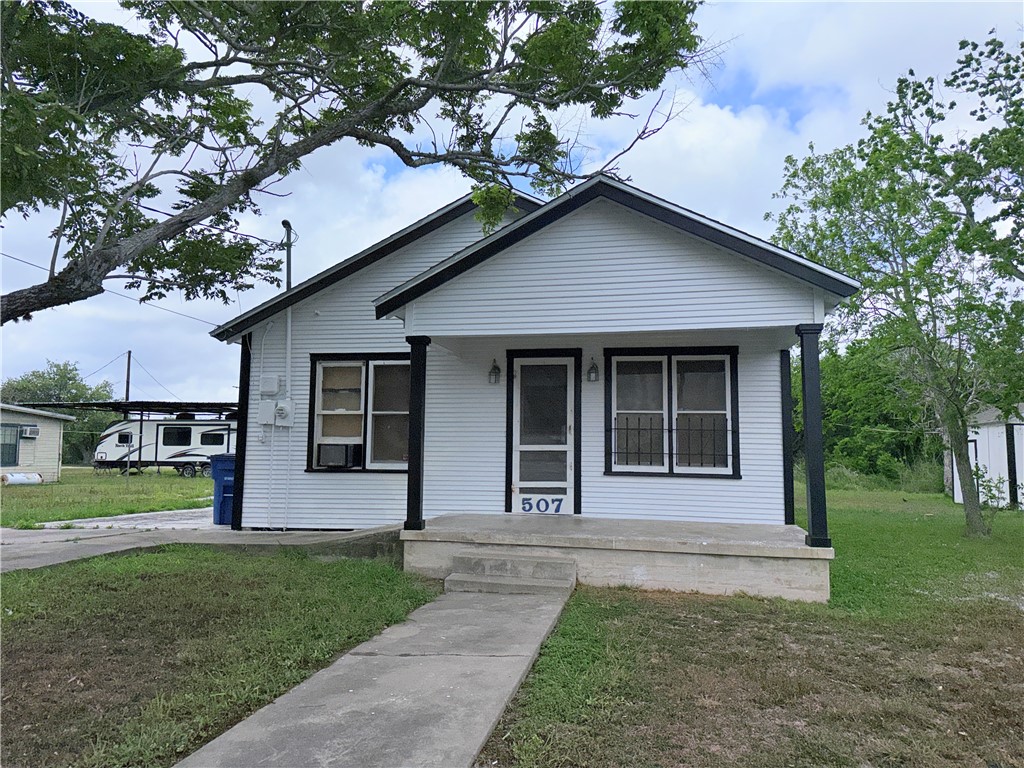 507 East Commons Street Refugio, TX 78377 - Photo 1 of 23