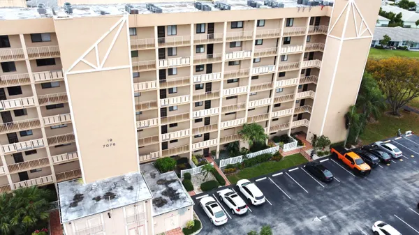 $2,600 | 7076 Huntington Lane, Unit 608, Delray Beach, FL 33446