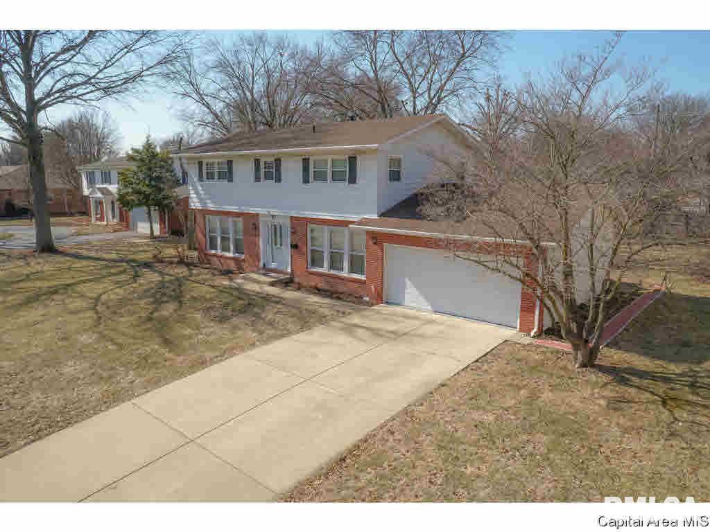 87 Interlacken Road Springfield, IL 62704 - Photo 3 of 34