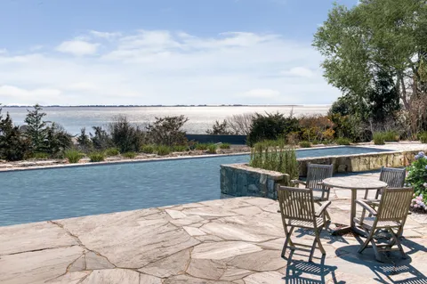 22 Knoll Road, Southampton, NY 11968