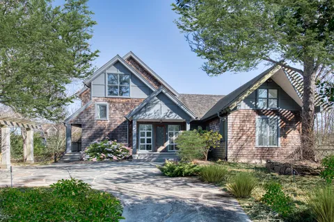 22 Knoll Road, Southampton, NY 11968