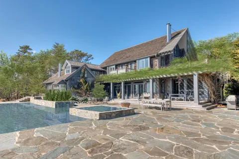 22 Knoll Road, Southampton, NY 11968