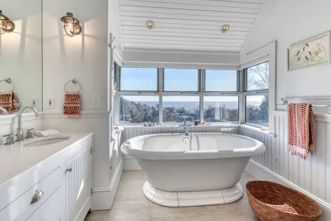 22 Knoll Road, Southampton, NY 11968