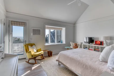 22 Knoll Road, Southampton, NY 11968