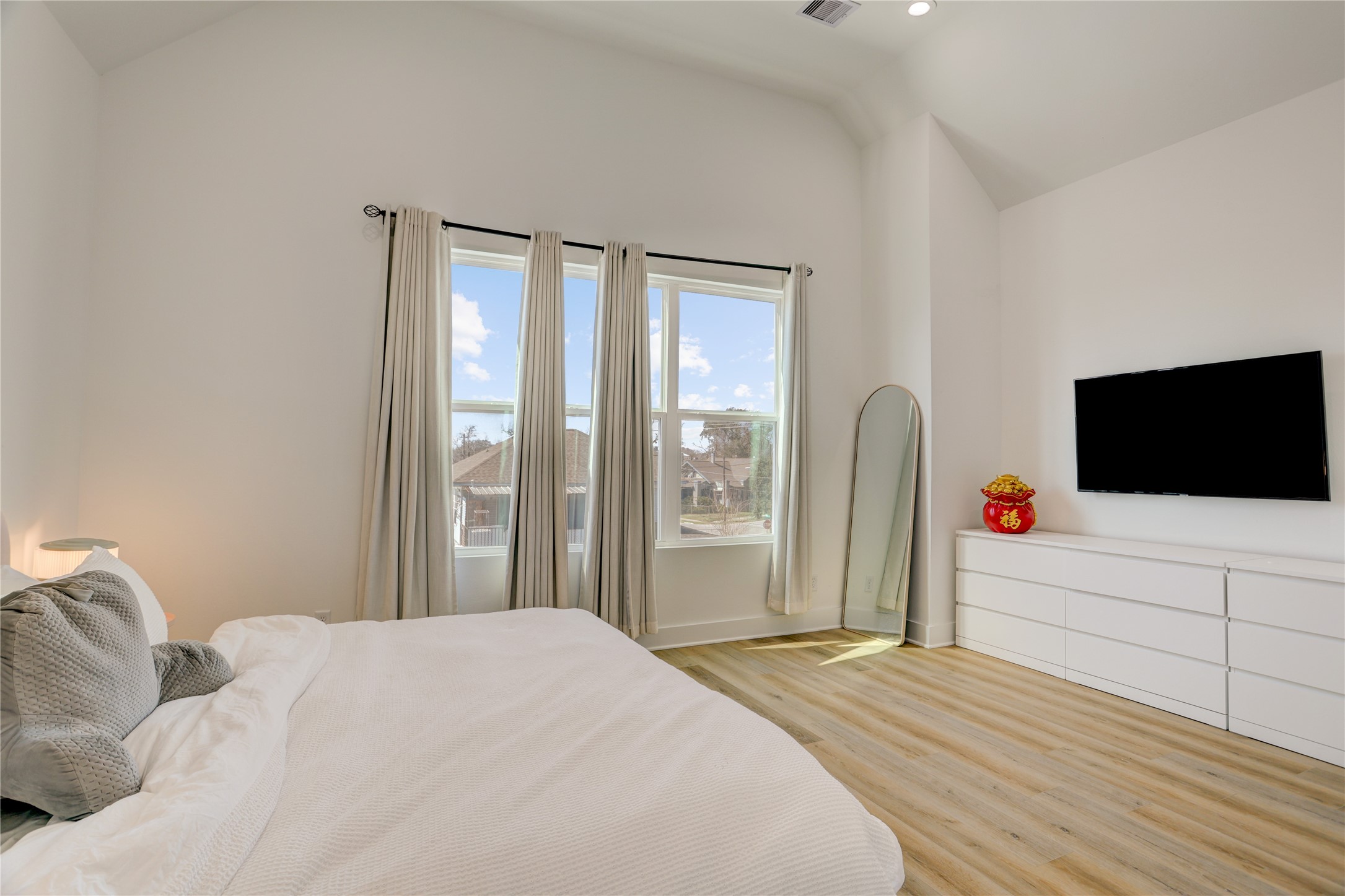 2013 Cochran Street Houston, TX 77009 - Photo 20 of 33 The primary bedroom measures approx 17’9”x13’