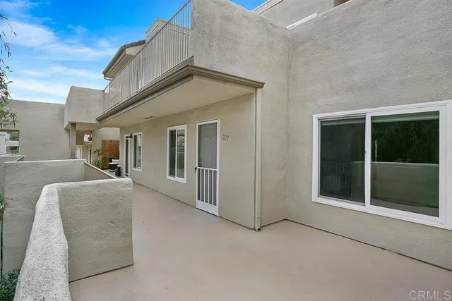 a view of livingroom with furniture