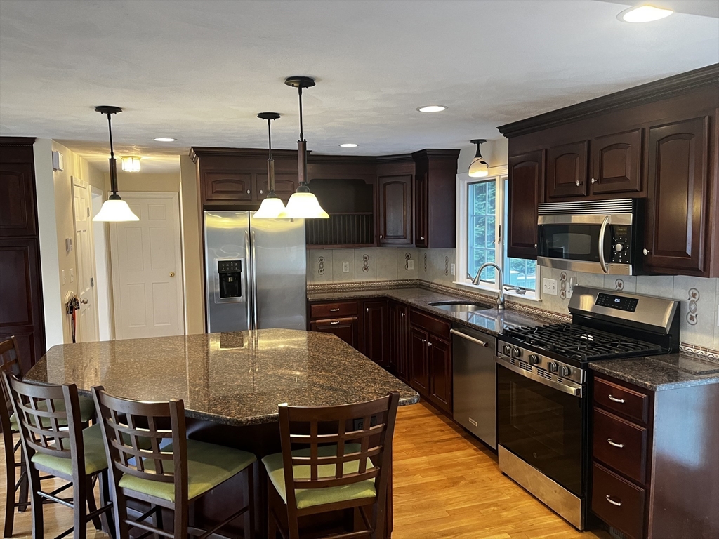 24 Pontiac Road Walpole, MA 02081 - Photo 4 of 25