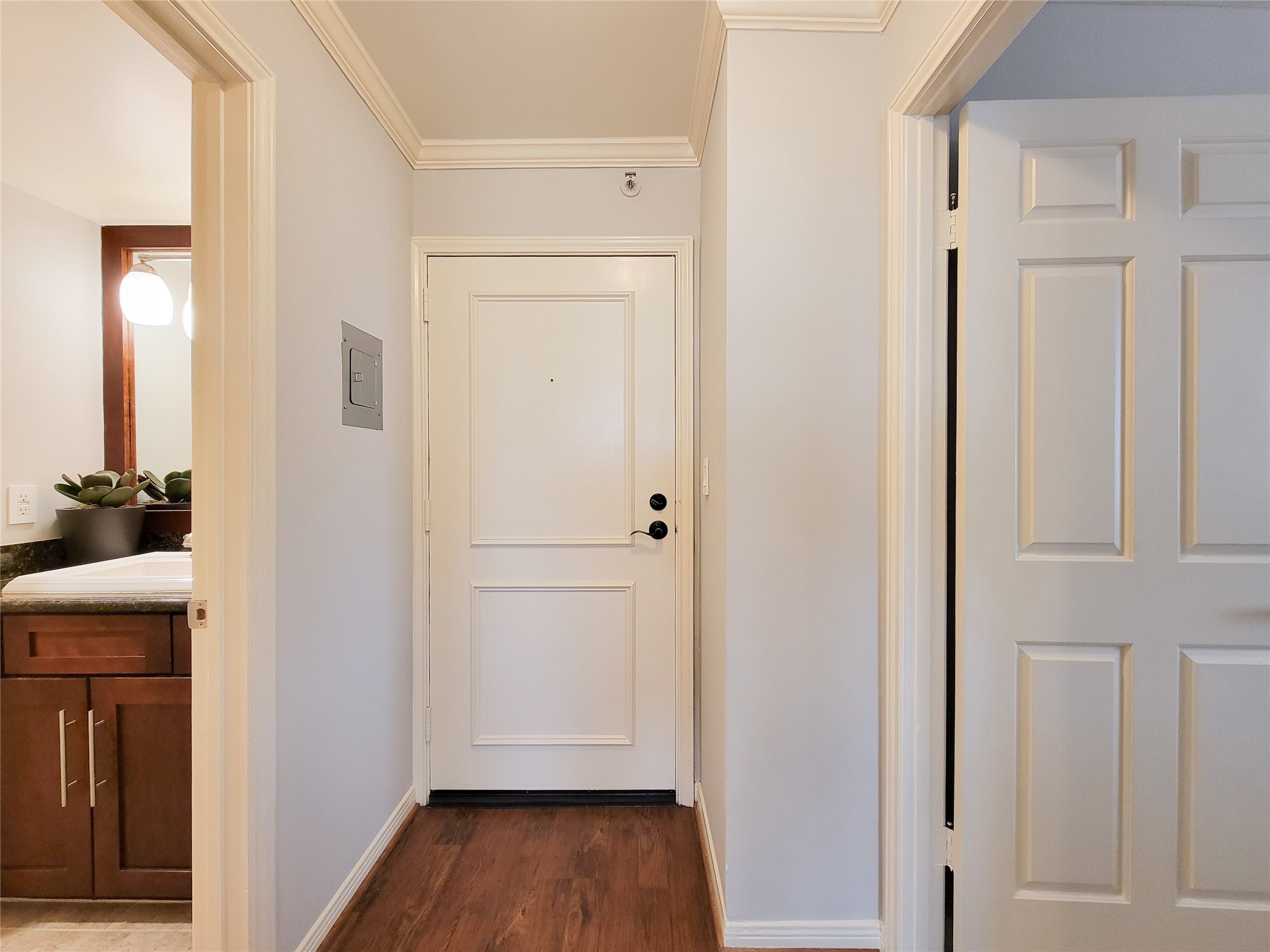 3525 Sage Road, Unit 303 Houston, TX 77056 - Photo 15 of 41 Entry way, 2nd bath to the left and 2nd bedroom to the right.