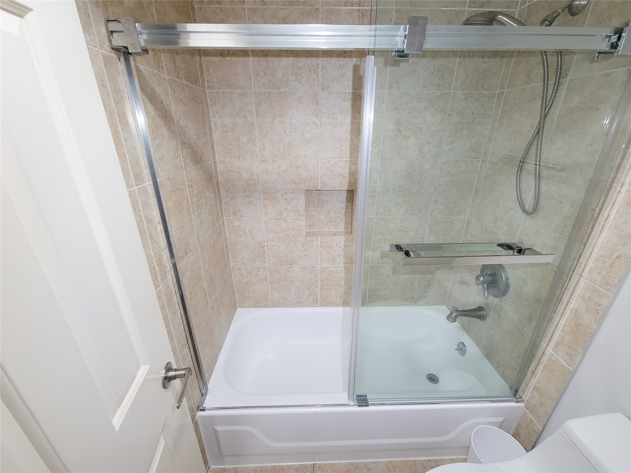 3525 Sage Road, Unit 303 Houston, TX 77056 - Photo 31 of 41 Shower/tub combo in Primary with sliding doors.