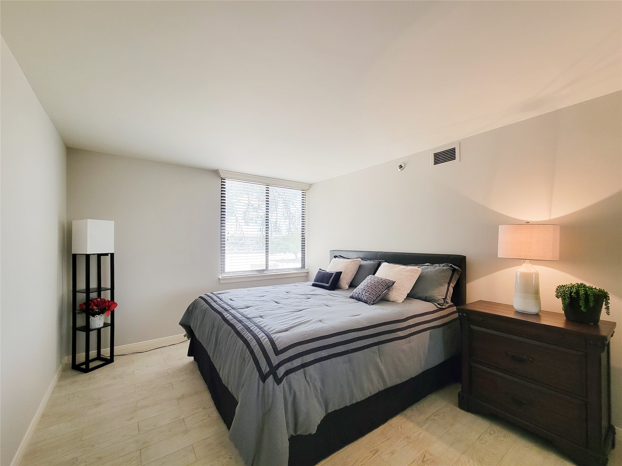 3525 Sage Road, Unit 303 Houston, TX 77056 - Photo 34 of 41 Spacious 2nd bedroom with ceramic tile flooring and fresh paint.