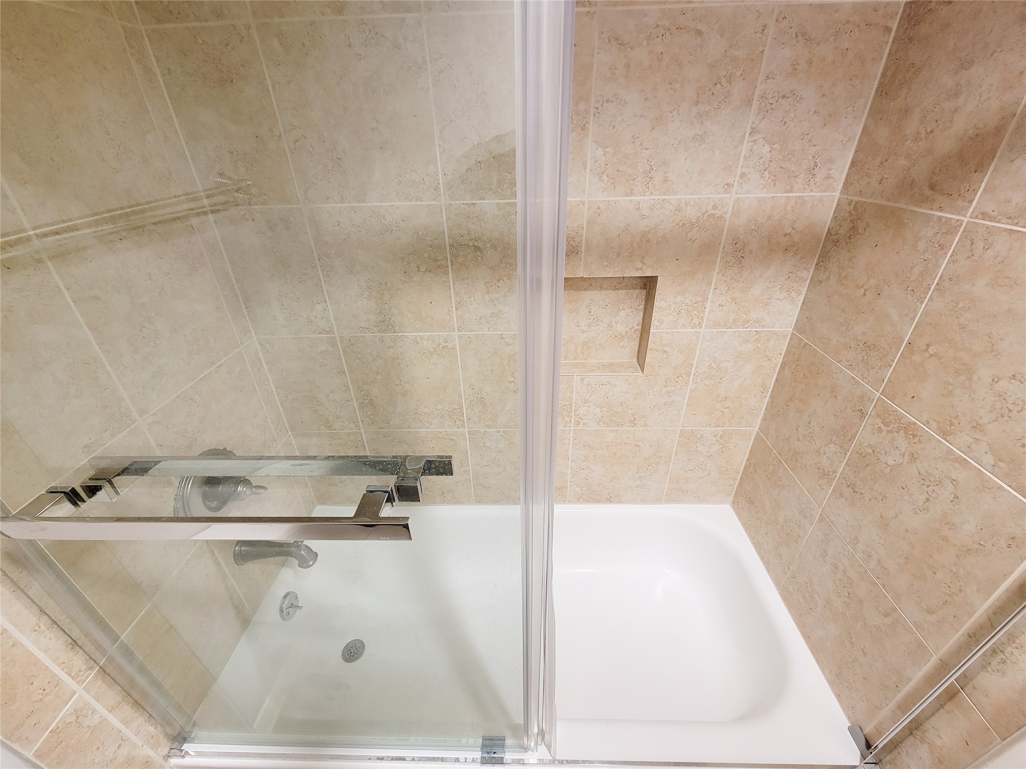 3525 Sage Road, Unit 303 Houston, TX 77056 - Photo 37 of 41 Shower/tub combo with sliding doors.