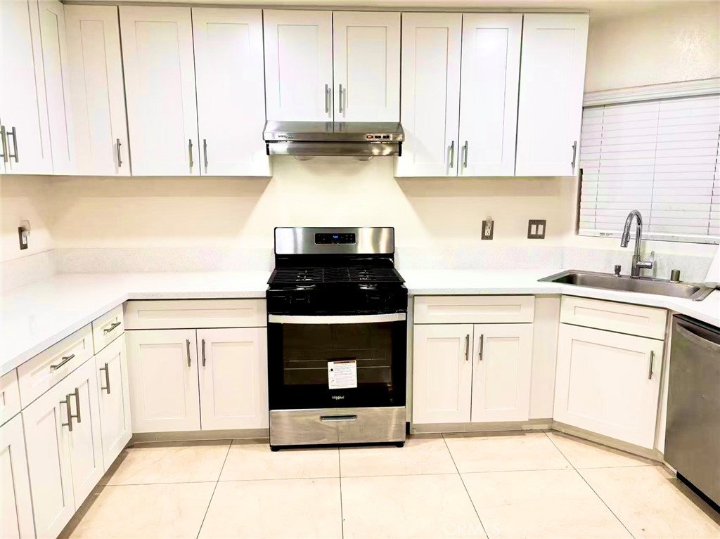 18 Town And Country Road, Unit 34 Pomona, CA 91766 - Photo 18 of 26 a kitchen with stainless steel appliances granite countertop a stove a microwave and a sink