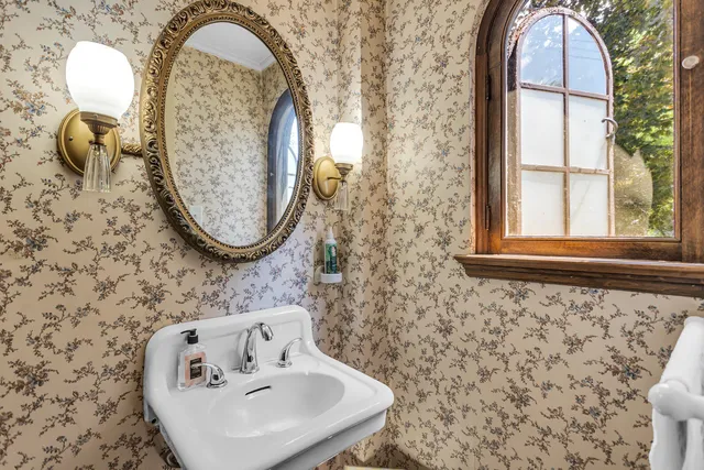 $370,000 | 1000 West Washington Avenue, Jackson, MI 49203