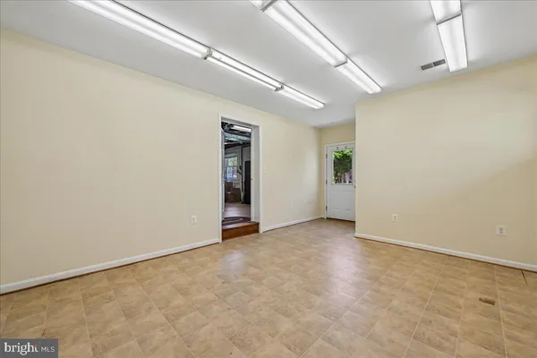 a picture of a wall next to a white wall