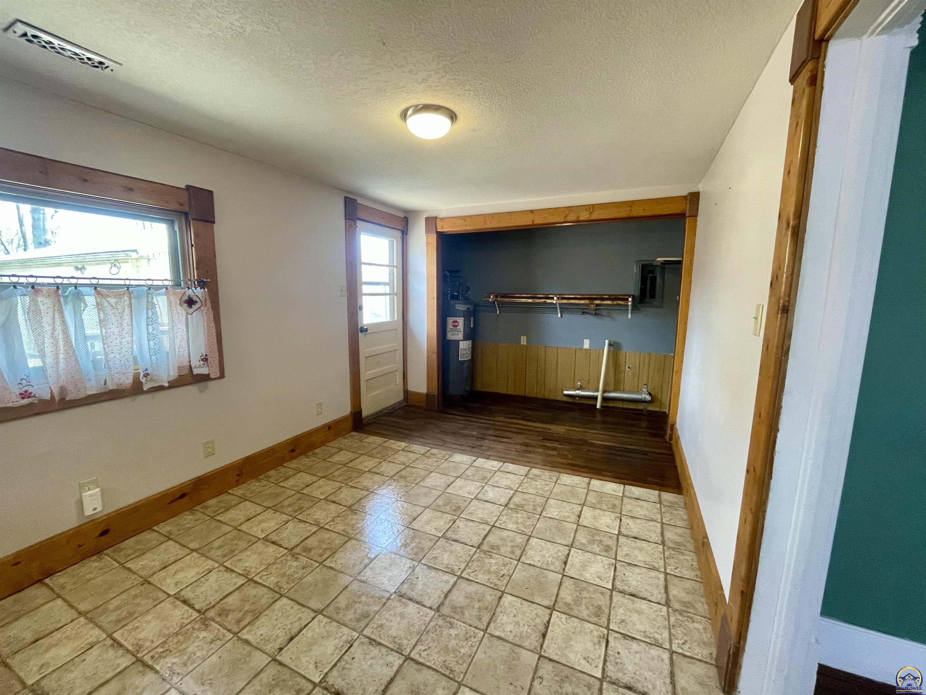 10134 Southwest Jordan Road Wakarusa, KS 66546 - Photo 8 of 36