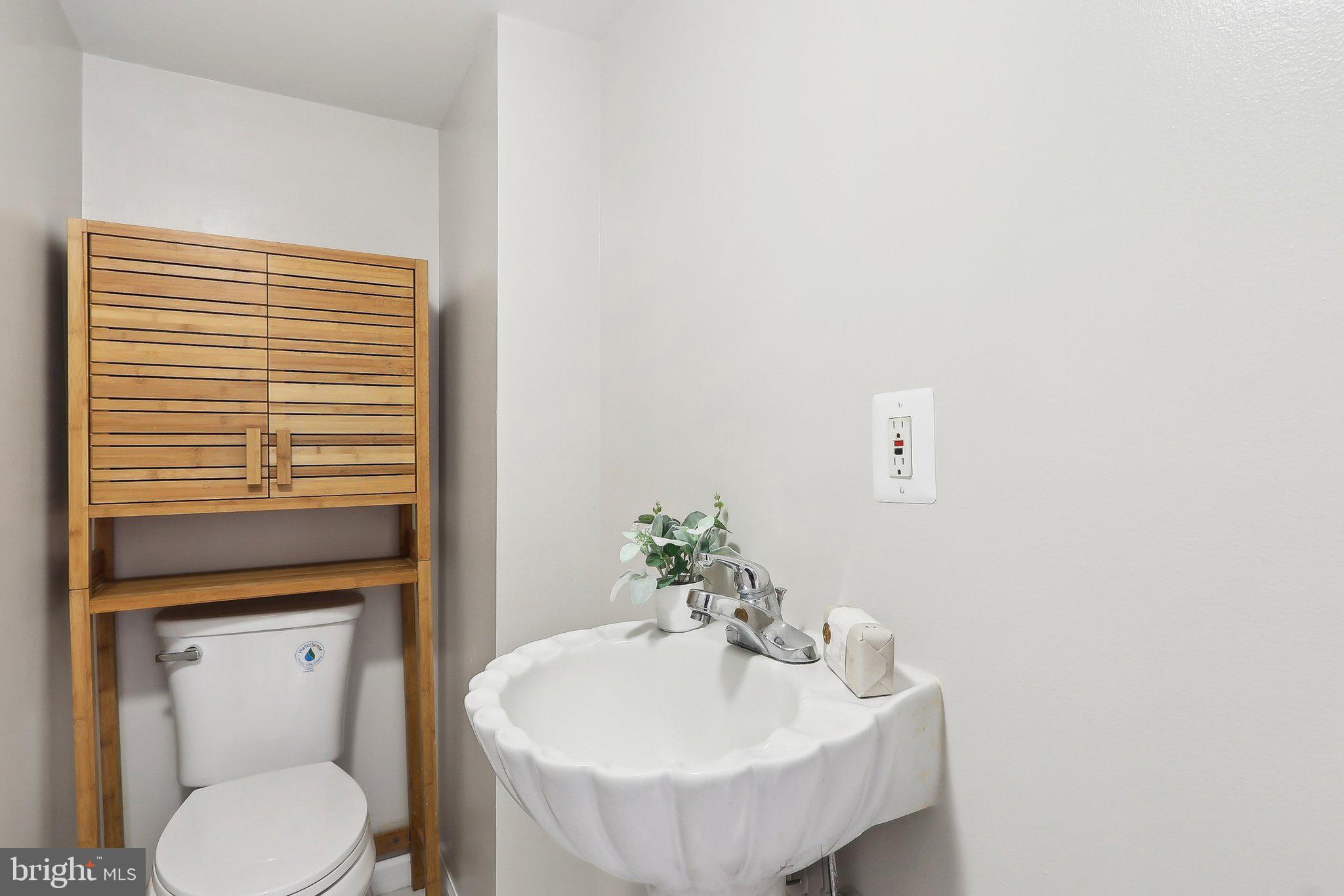 4212 Wakefield Drive Annandale, VA 22003 - Photo 27 of 67 a bathroom with a toilet a sink and a mirror