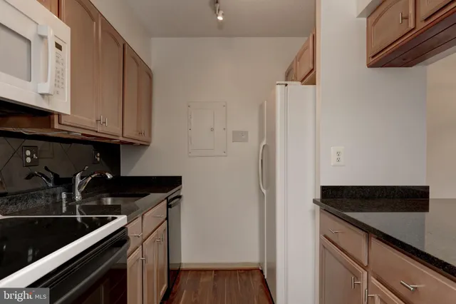 $1,900 | 1808 Old Meadow Road, Unit 1016, McLean, VA 22102