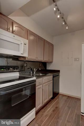 $1,900 | 1808 Old Meadow Road, Unit 1016, McLean, VA 22102