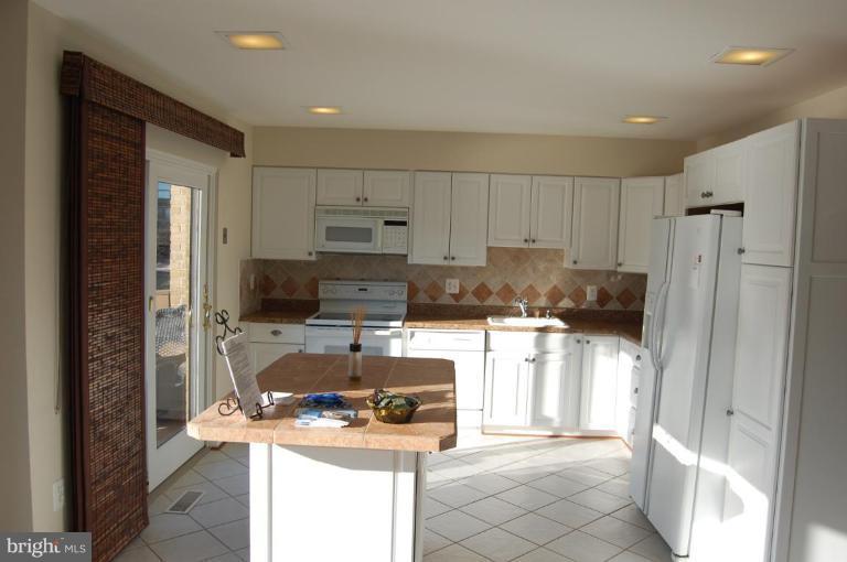 2019 Lakewinds Drive Reston, VA 20191 - Photo 2 of 14 Kitchen