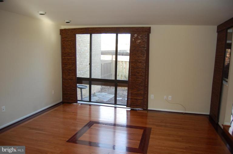 2019 Lakewinds Drive Reston, VA 20191 - Photo 4 of 14 Living Room