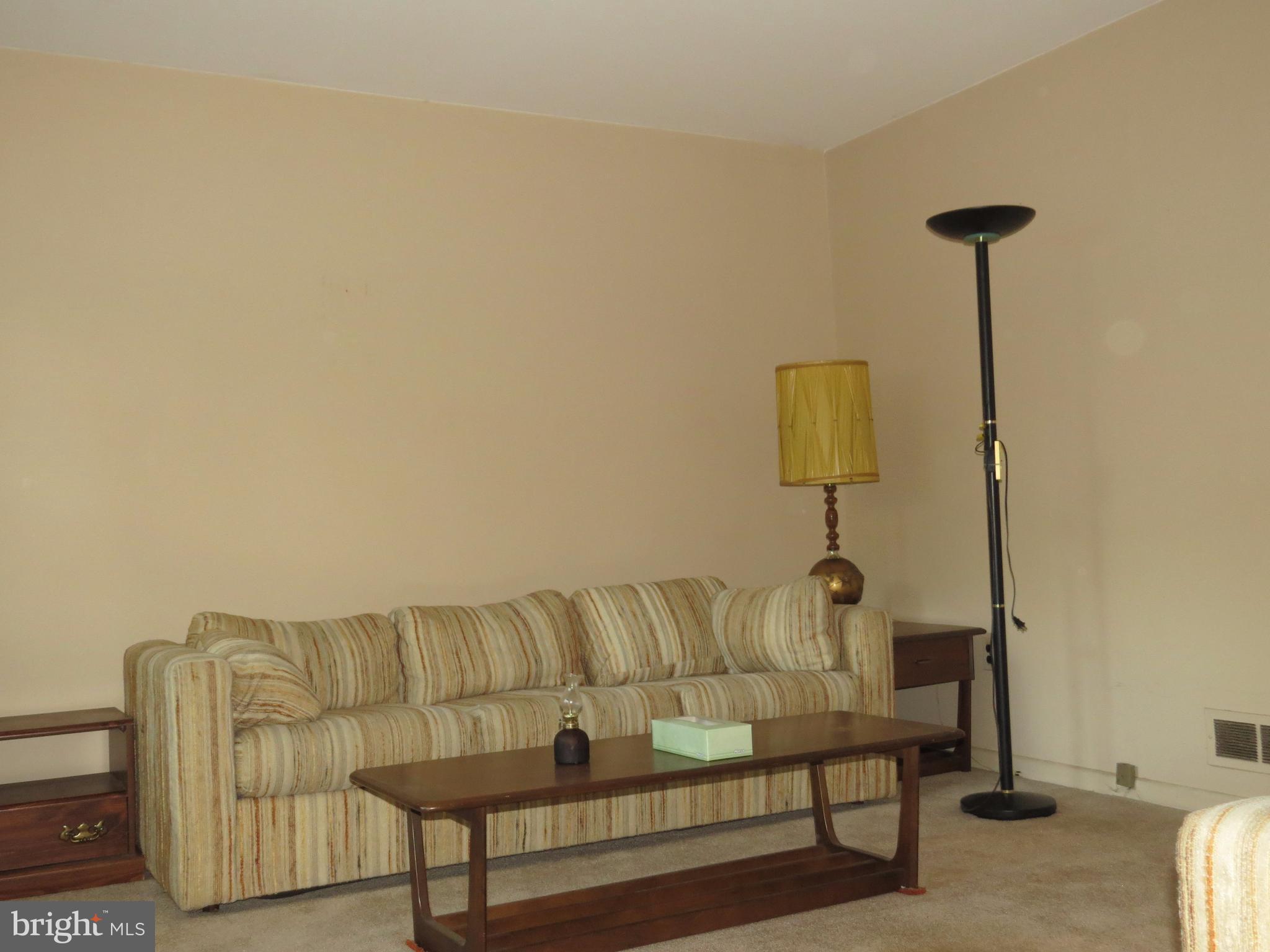 4839 Melbourne Road Baltimore, MD 21229 - Photo 10 of 11 Living Room
