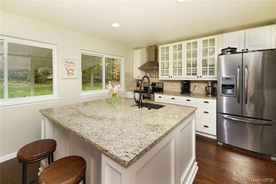 379 Welch Road Northville, MI 48167 - Photo 8 of 22 Huge Island.jpg