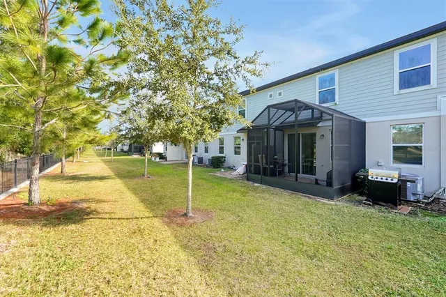 a view of a backyard