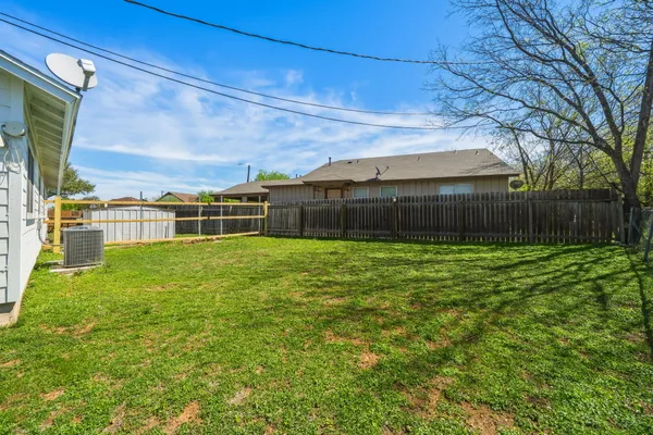 $1,600 | 513 Texas Avenue, Round Rock, TX 78664