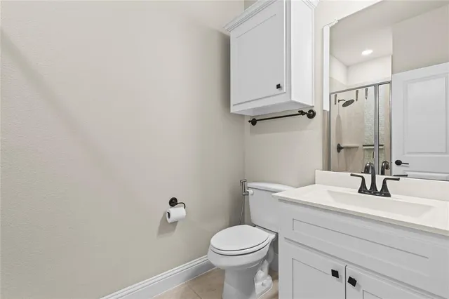 en empty room with windows and ceiling fan