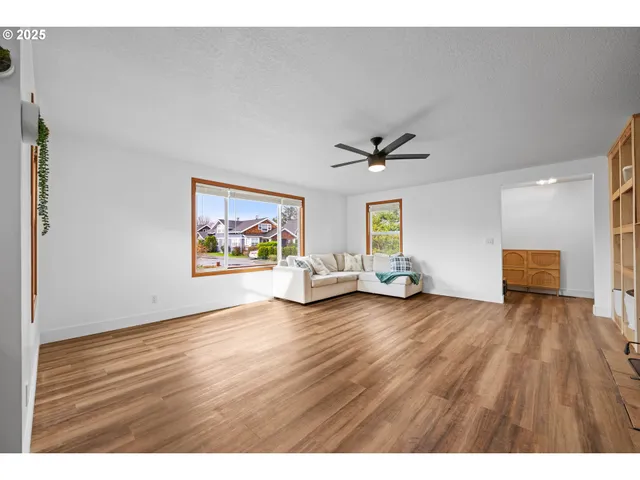 $525,000 | 321 North Holladay Drive, Seaside, OR 97138