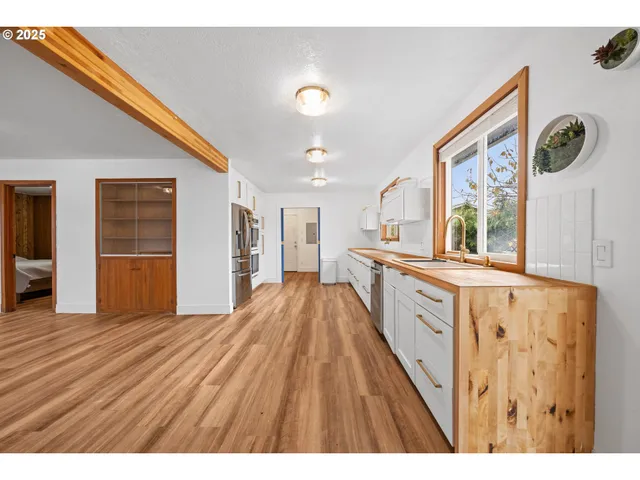 $525,000 | 321 North Holladay Drive, Seaside, OR 97138