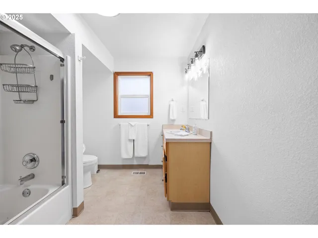 $525,000 | 321 North Holladay Drive, Seaside, OR 97138