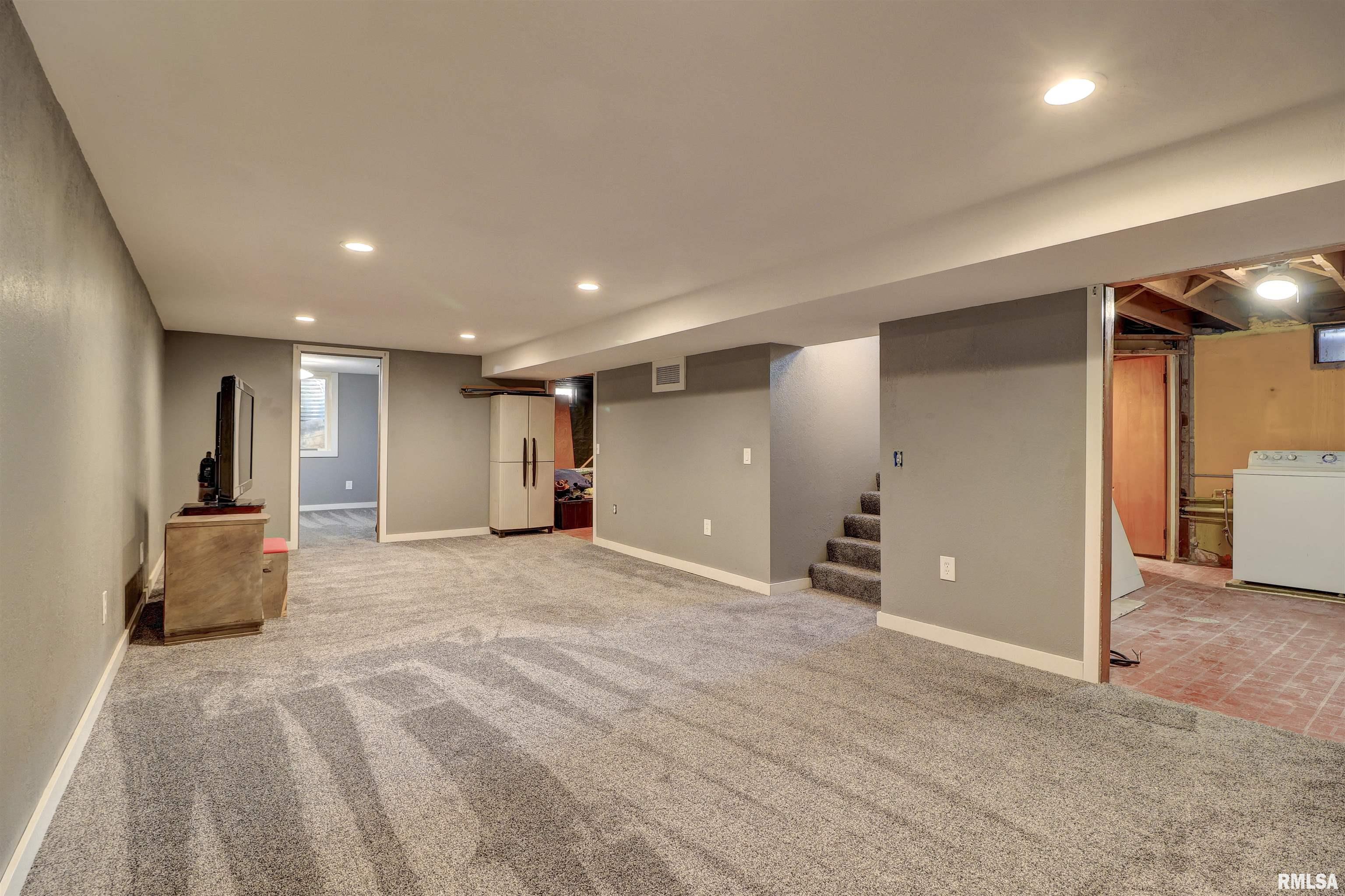 2386 Barker Street Clinton, IA 52732 - Photo 11 of 24