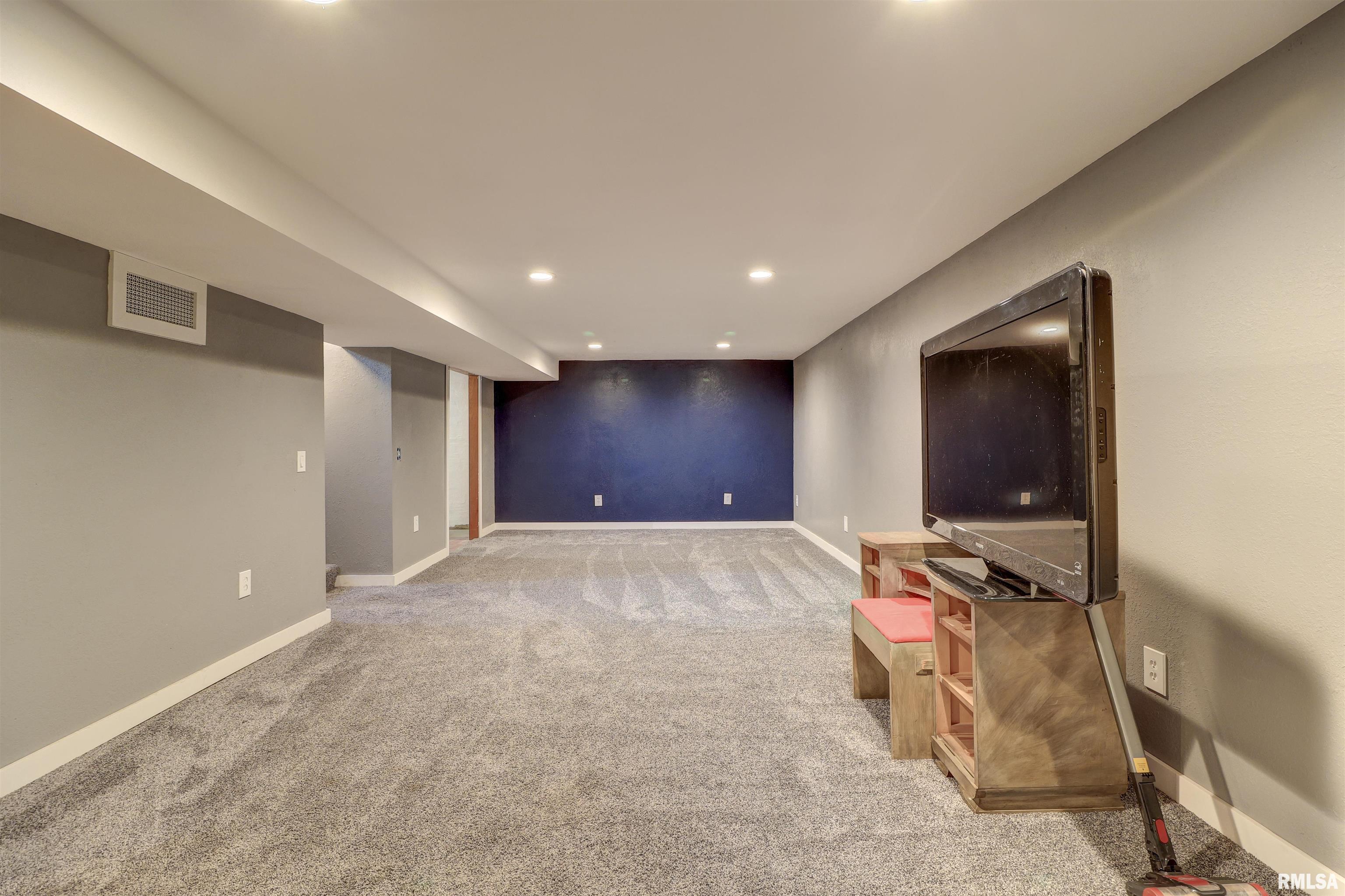 2386 Barker Street Clinton, IA 52732 - Photo 12 of 24