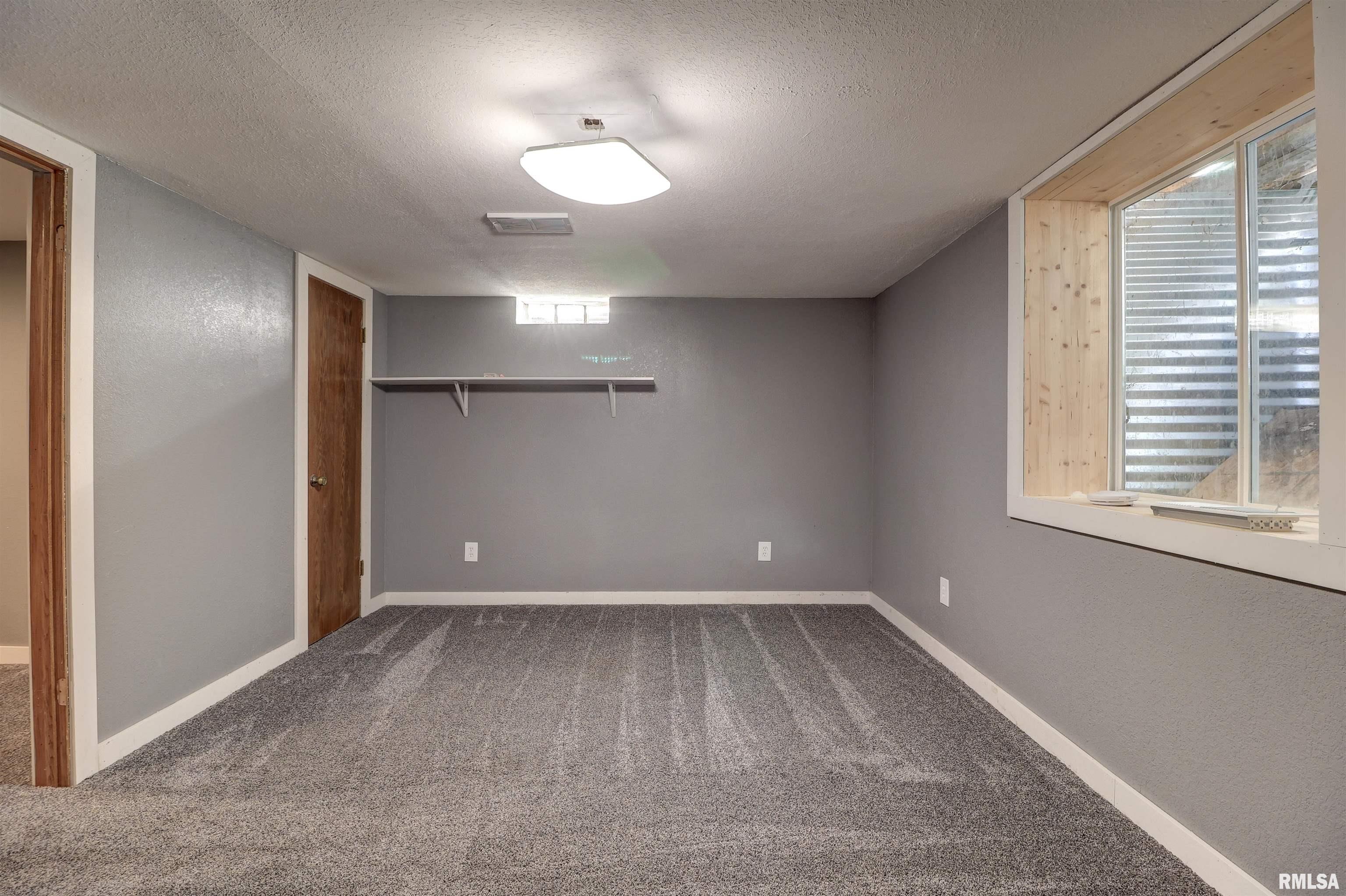 2386 Barker Street Clinton, IA 52732 - Photo 13 of 24