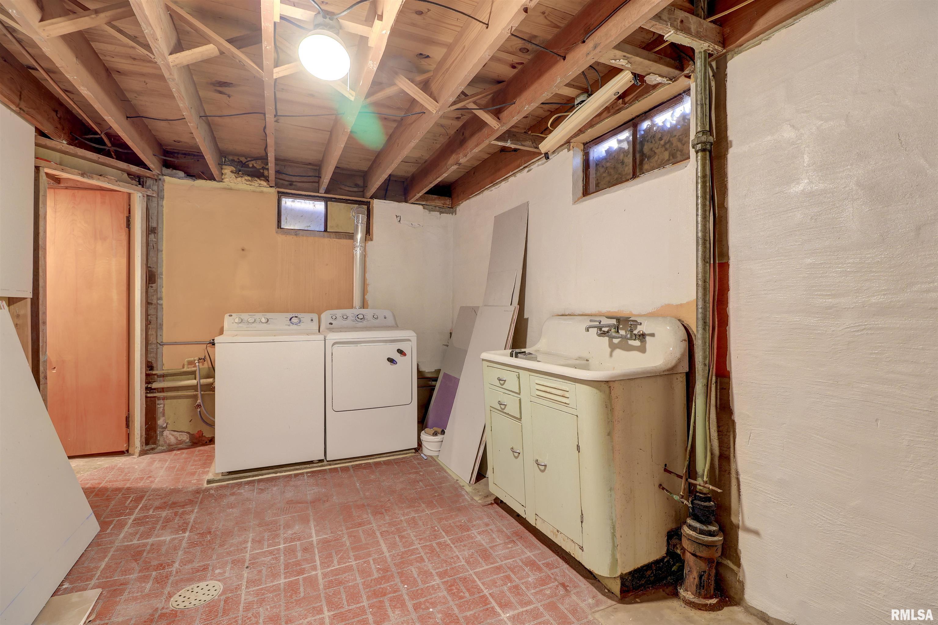 2386 Barker Street Clinton, IA 52732 - Photo 14 of 24