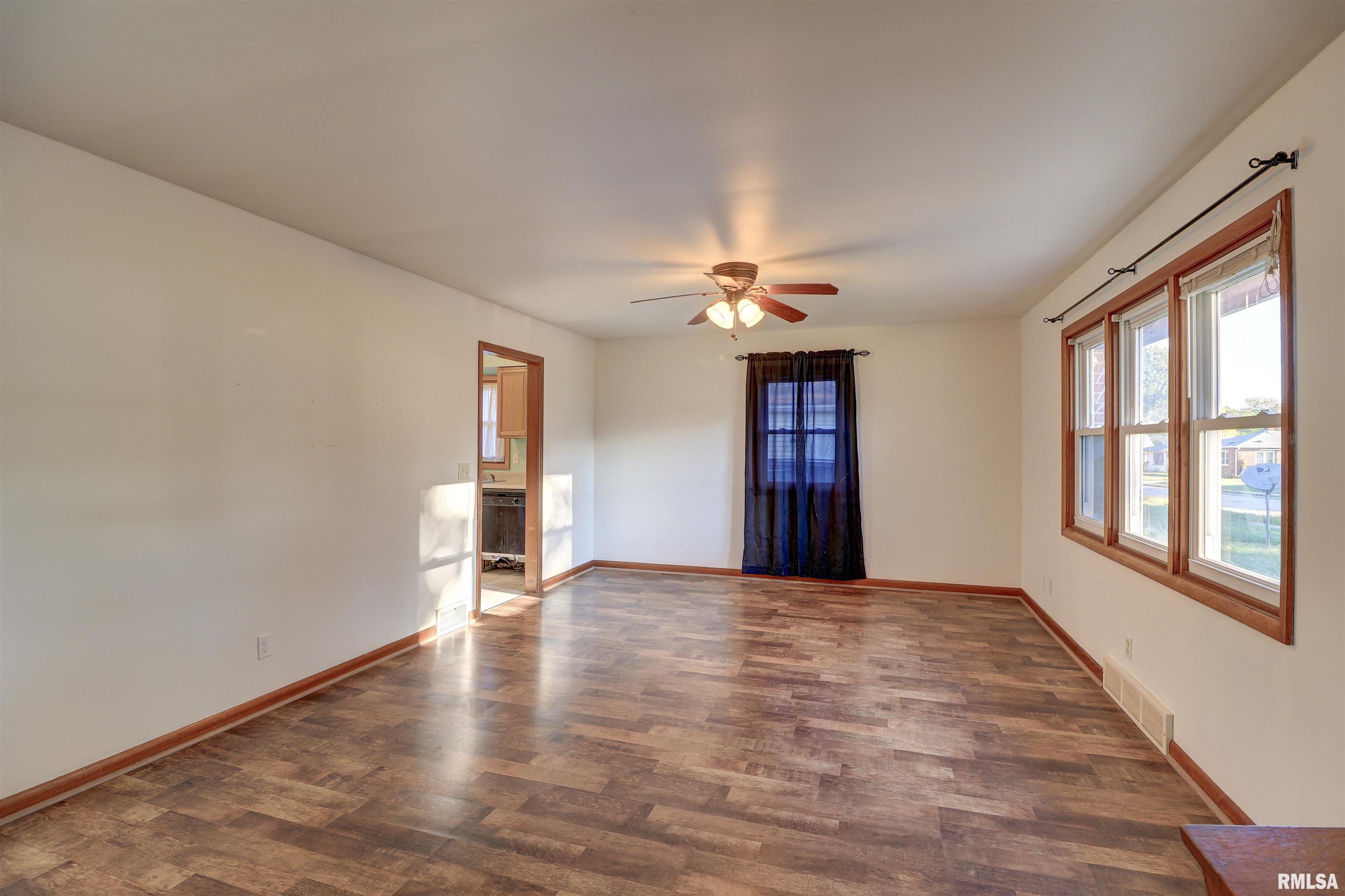 2386 Barker Street Clinton, IA 52732 - Photo 2 of 24