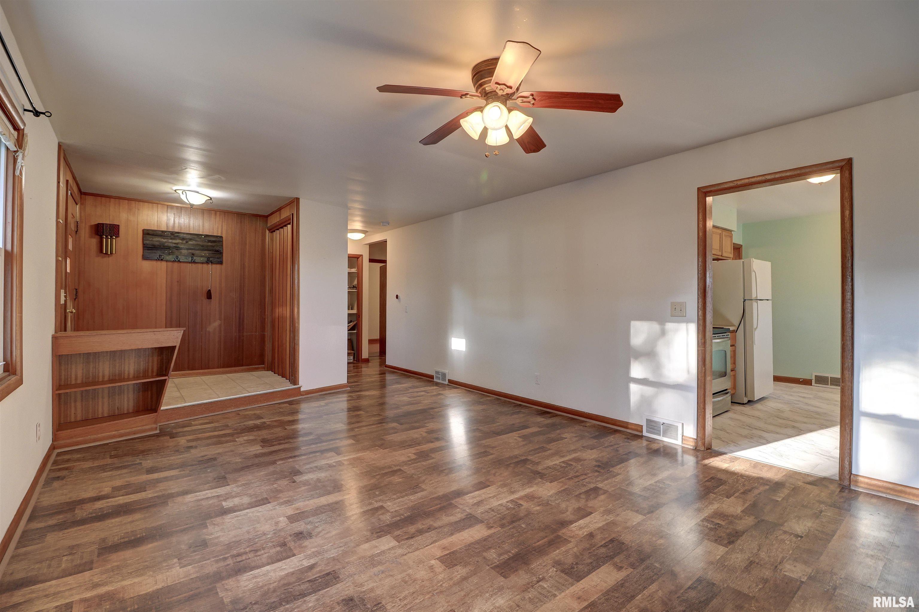 2386 Barker Street Clinton, IA 52732 - Photo 3 of 24