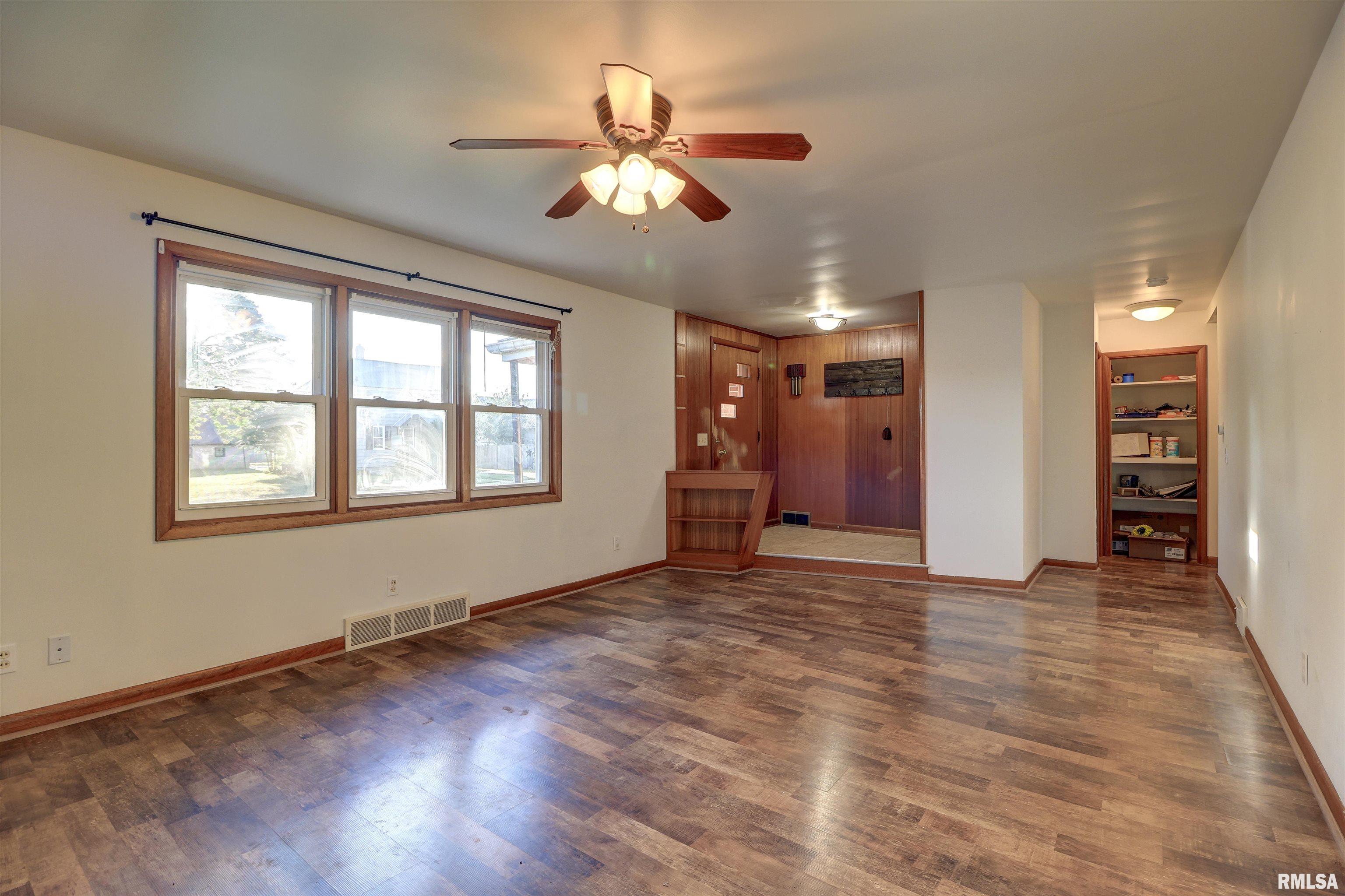 2386 Barker Street Clinton, IA 52732 - Photo 4 of 24