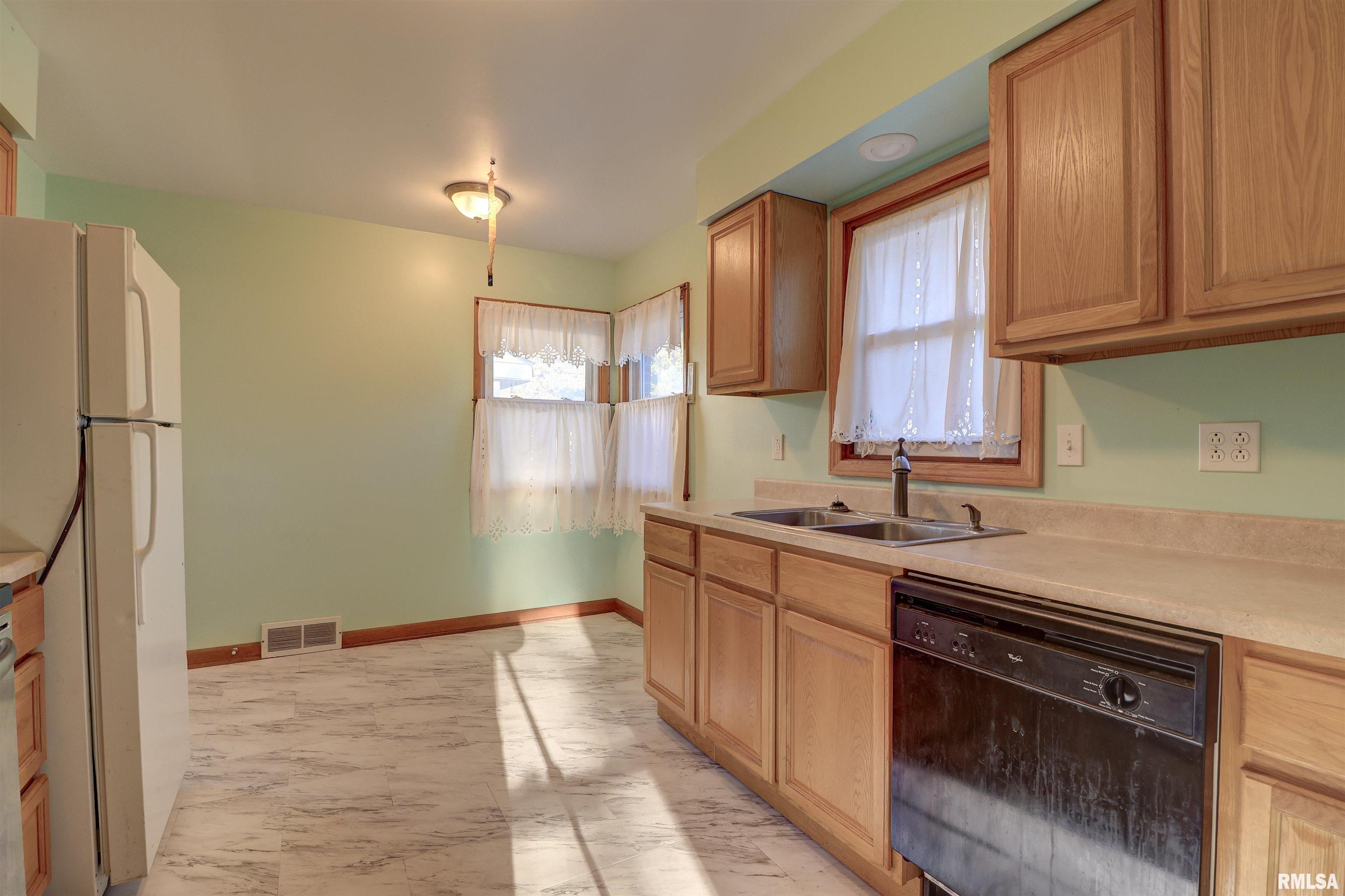 2386 Barker Street Clinton, IA 52732 - Photo 5 of 24