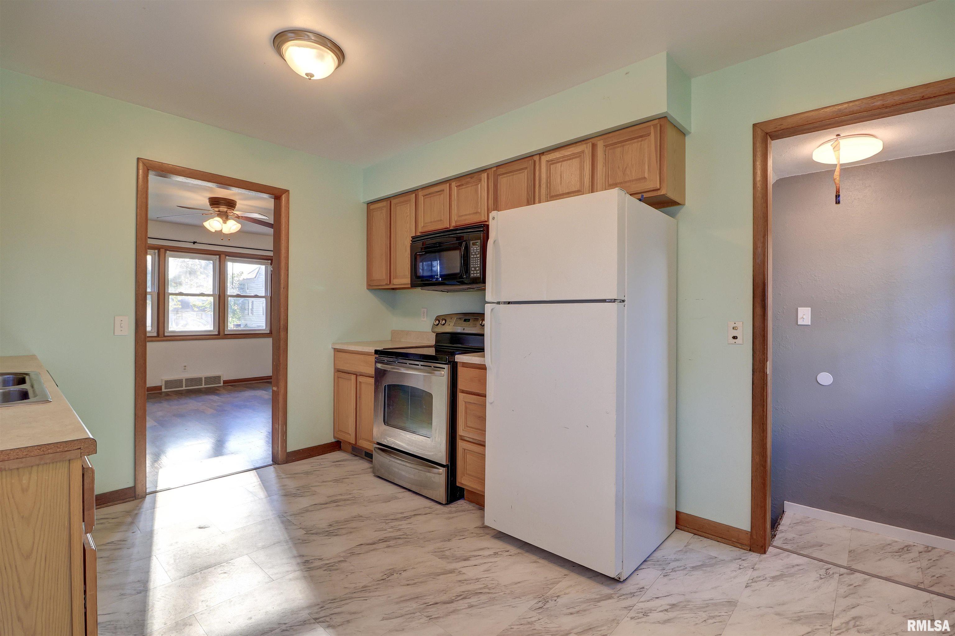 2386 Barker Street Clinton, IA 52732 - Photo 6 of 24