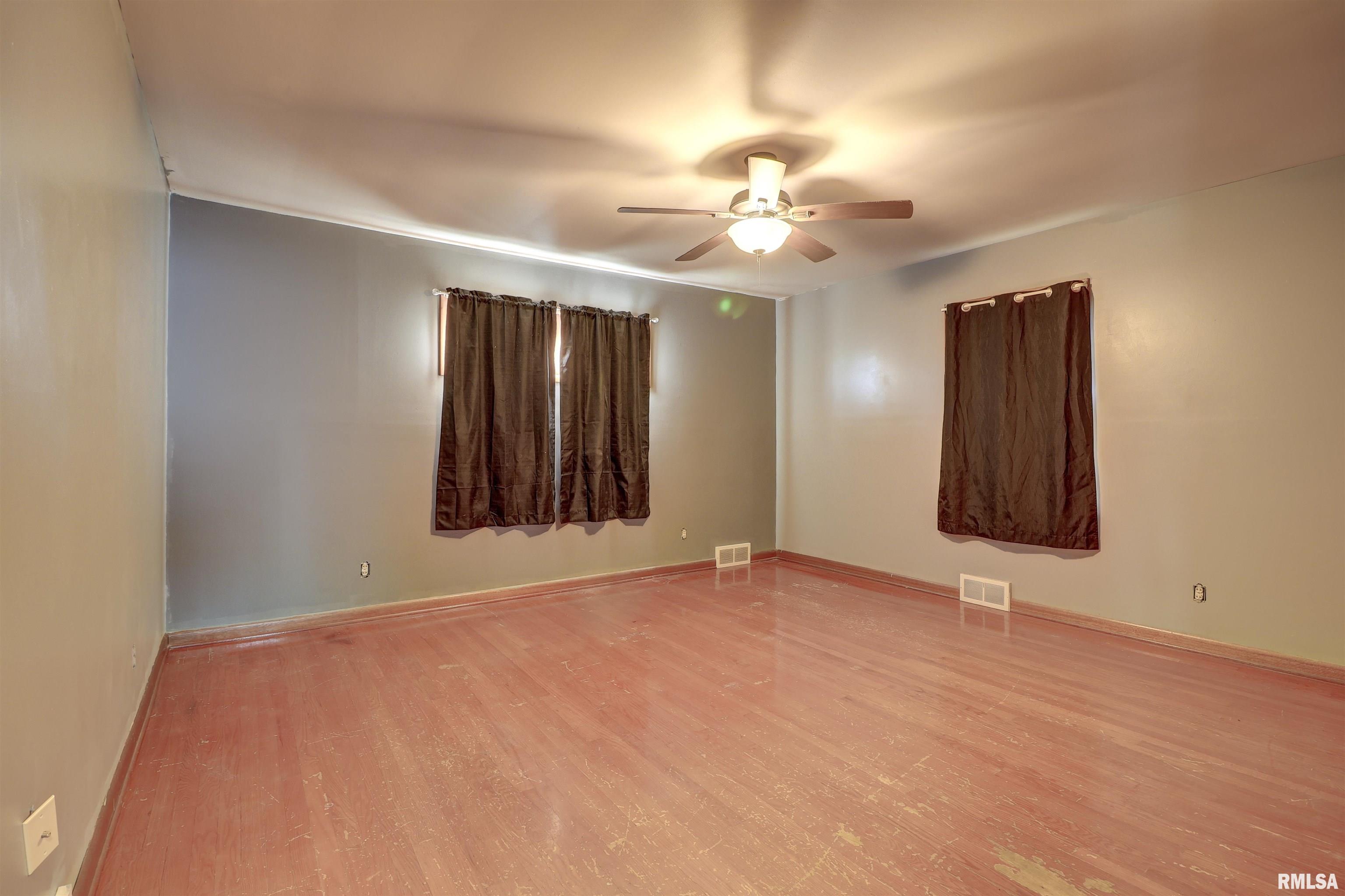 2386 Barker Street Clinton, IA 52732 - Photo 7 of 24