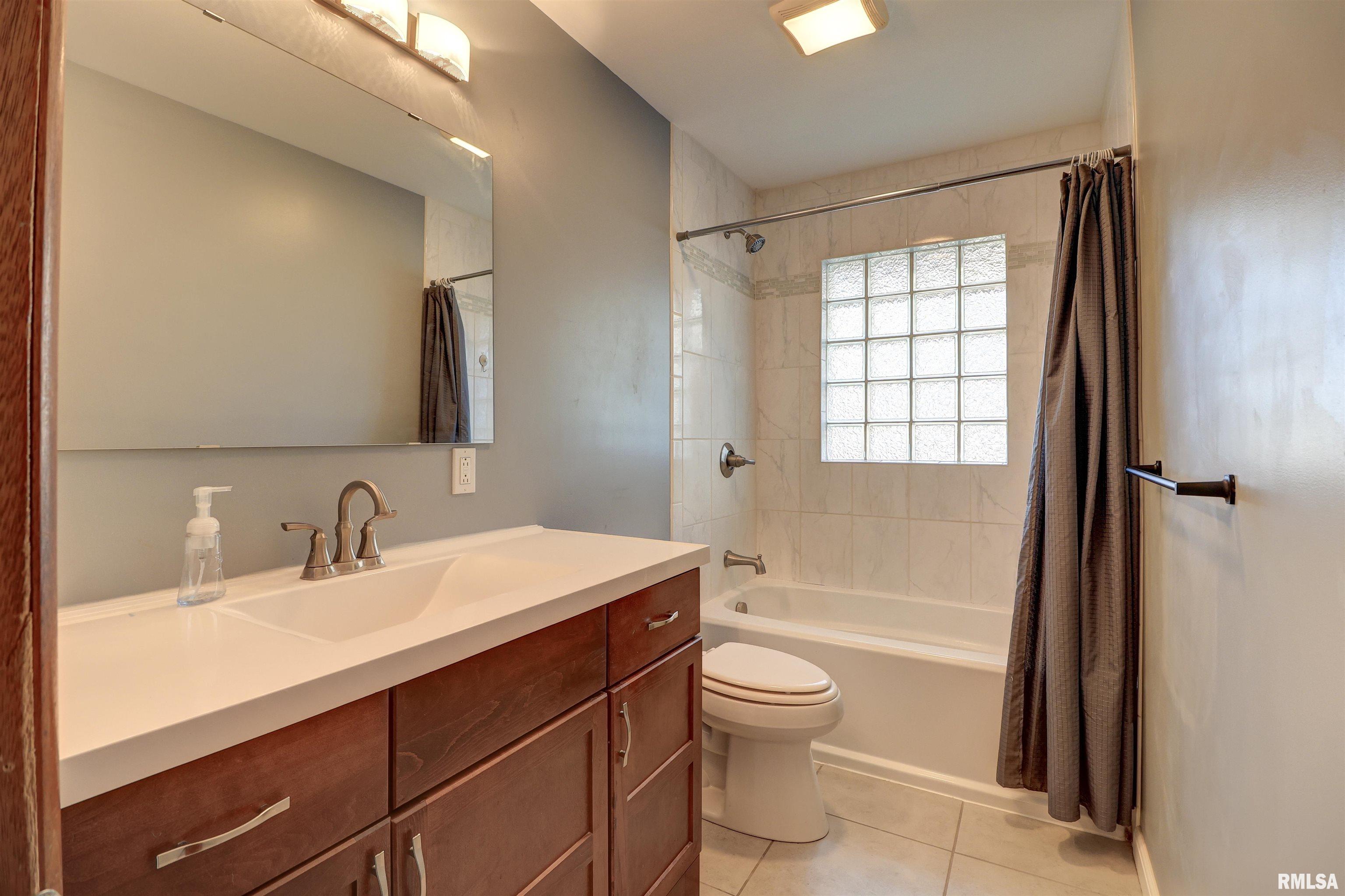 2386 Barker Street Clinton, IA 52732 - Photo 9 of 24