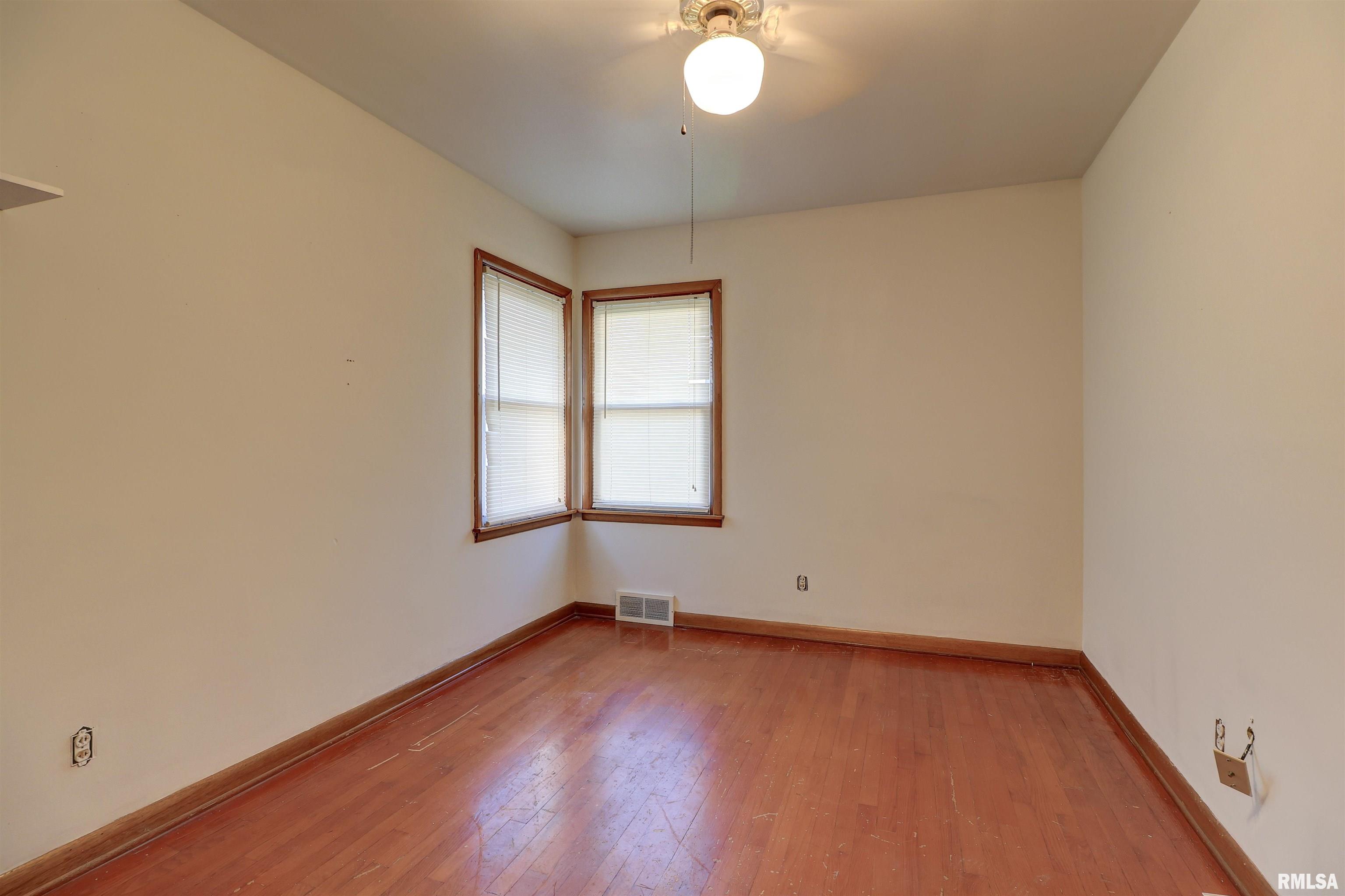 2386 Barker Street Clinton, IA 52732 - Photo 10 of 24