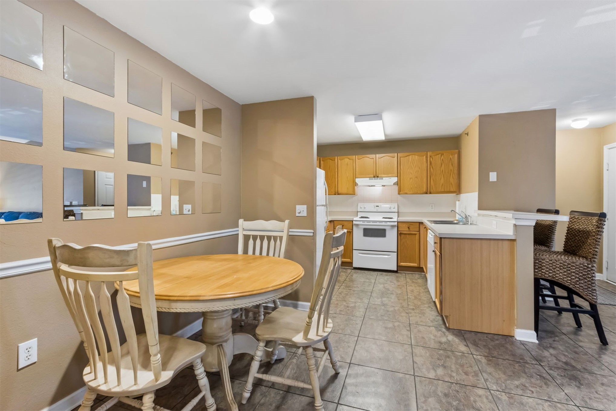 23583 Bahama Point, Unit 1526 Fernandina Beach, FL 32034 - Photo 10 of 43 Dining area, kitchen