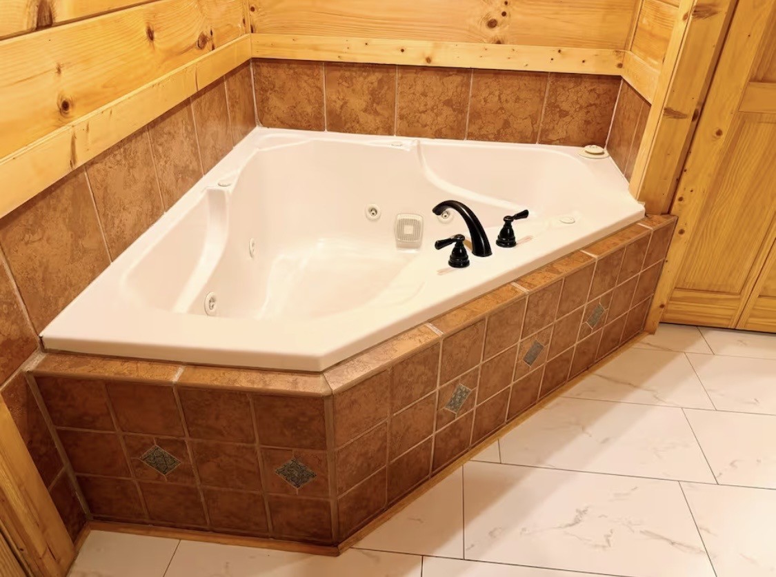 298 Eagle Lake Road Coalmont, TN 37313 - Photo 13 of 38 a bathroom with a bathtub and shower